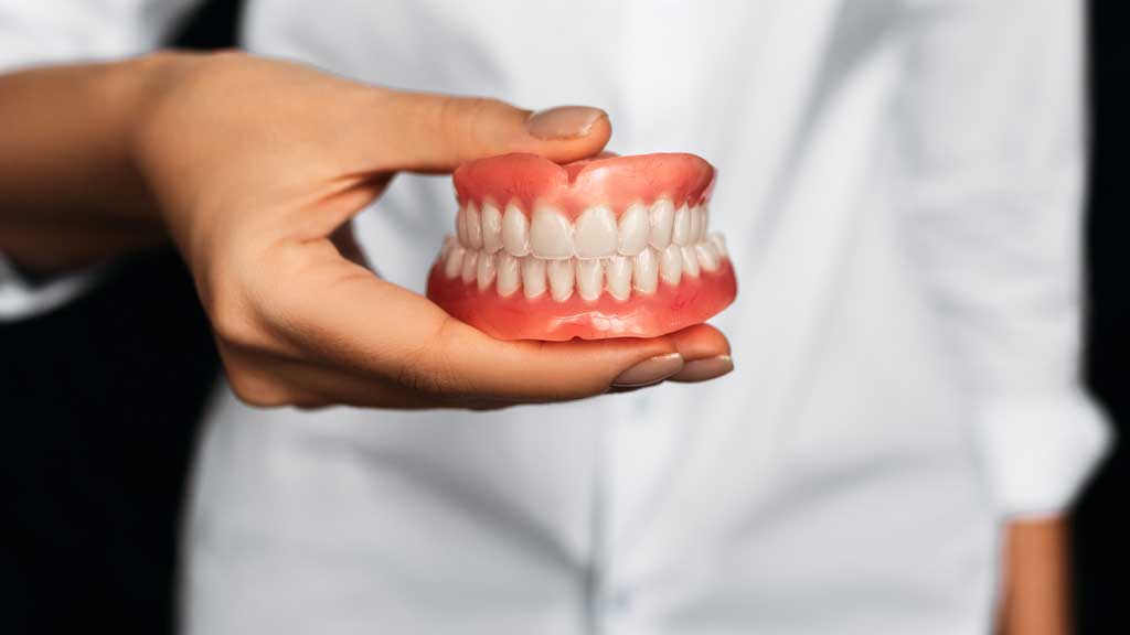 بهترین دندانپزشک پروتز دندان در شیراز ⭐ [1403]